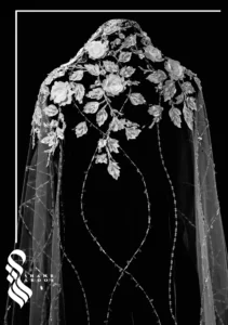 تور سر عروس شکوفه کد 635 با پنل‌های شکوفه برجسته، پولک و ملیله، سبک اروپایی و لبه دوزی شده